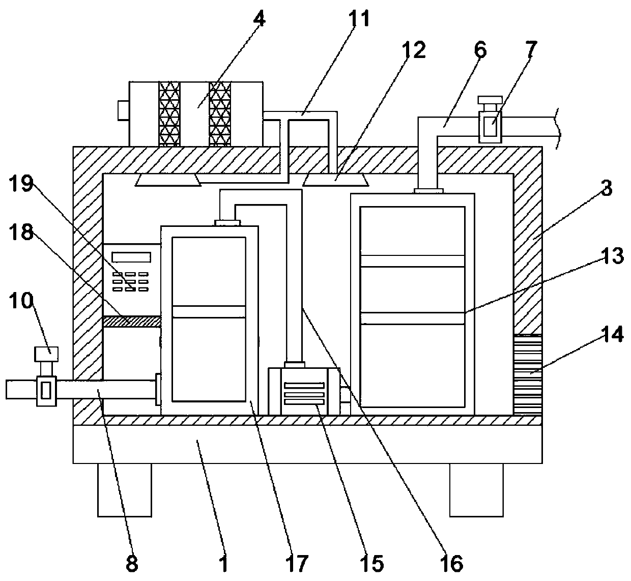 Filtering device for water circulation treatment