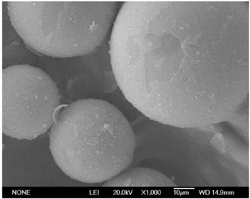 Method of wrapping hollow glass bead by virtue of dye-sensitized nanometer ferric oxide