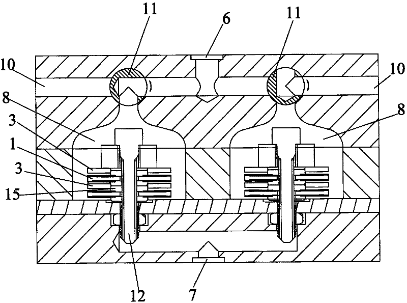 High-viscosity fluid filtering device with backwashing function