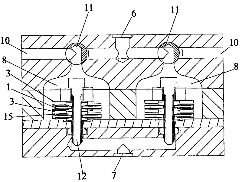 High-viscosity fluid filtering device with backwashing function