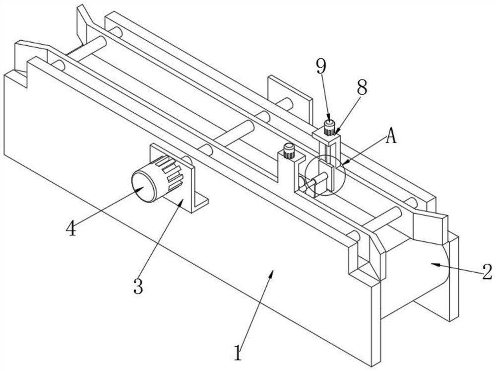 Automatic leveling mechanism for plastic pipe raw material conveying