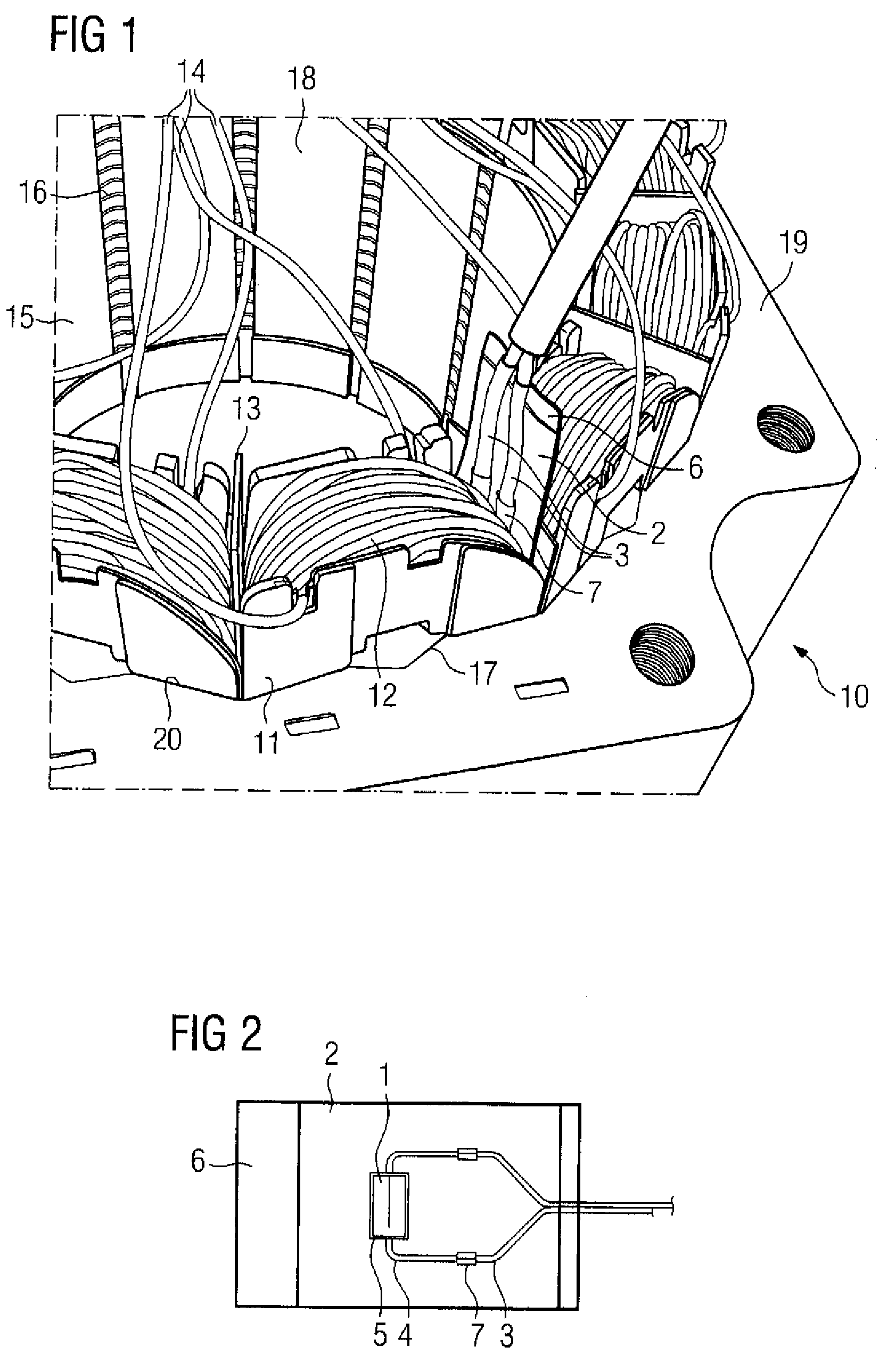 Stator of a dynamoelectric machine equipped with temperature detection