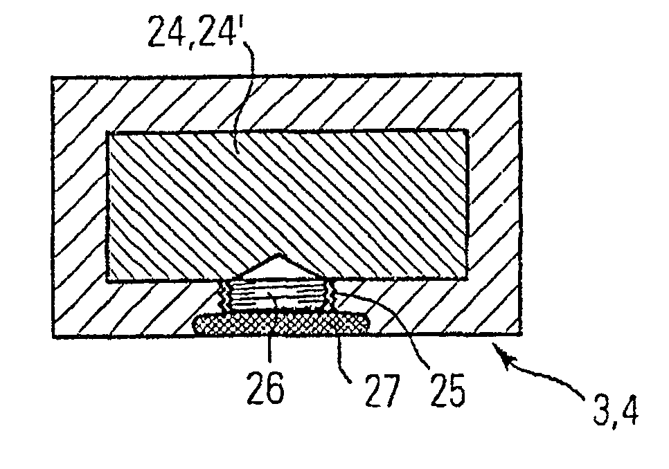 Transport container for keeping frozen material chilled