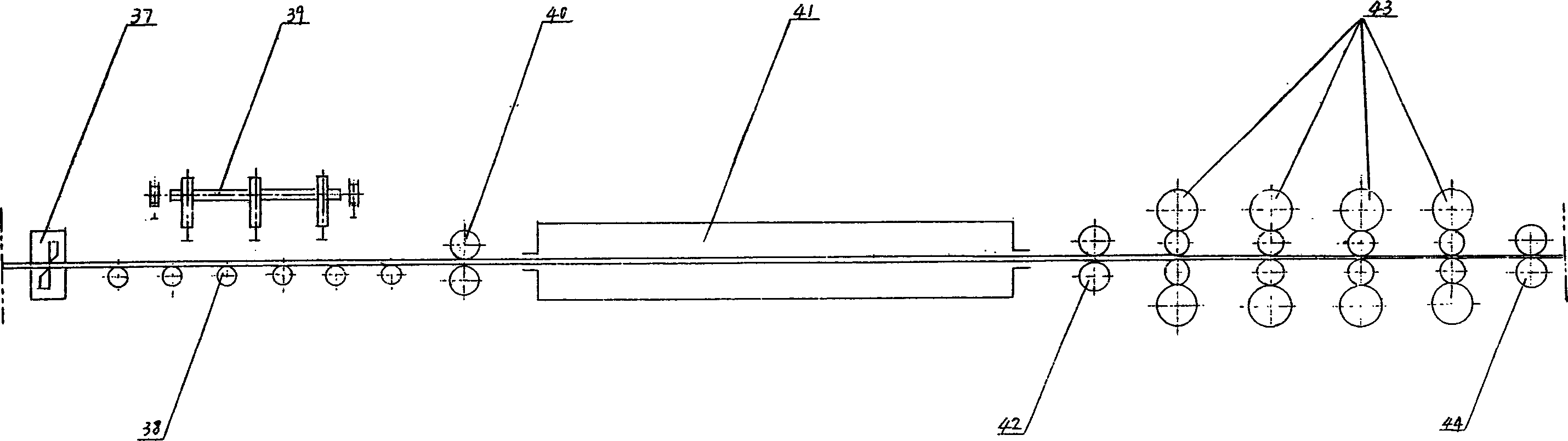 Method and device for producing different metal material composite plate and strip