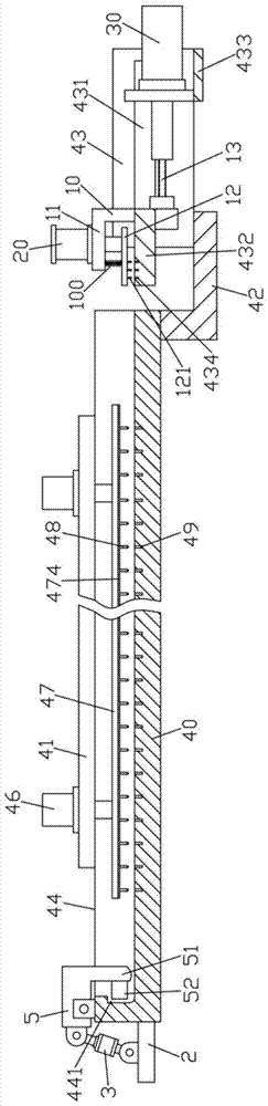 The leather of the outer leather of an earmuffs is pulled by the cutting mechanism of the cutting mechanism