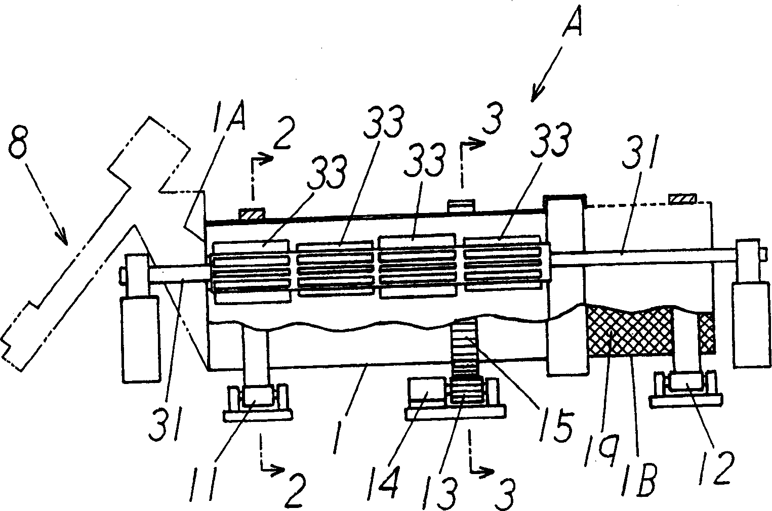 Dissociating apparatus for papermaking raw material and method for dissociating papermaking raw material