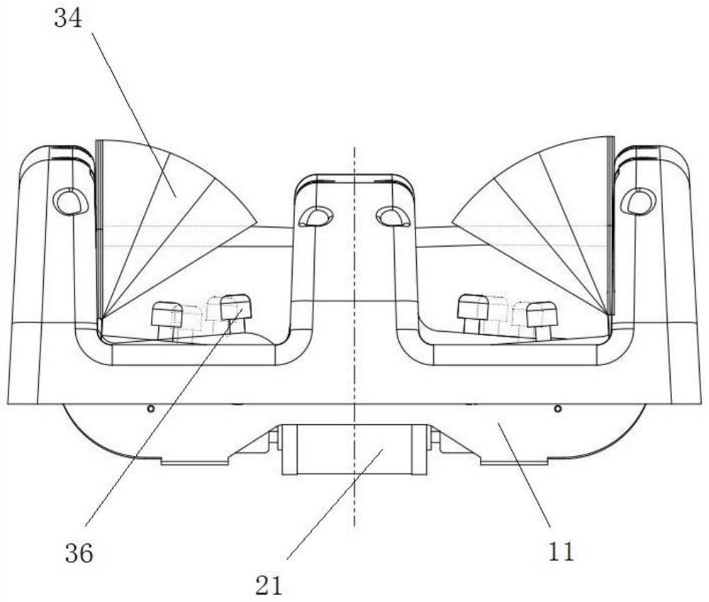 Foot mirror image massage structure and massage chair