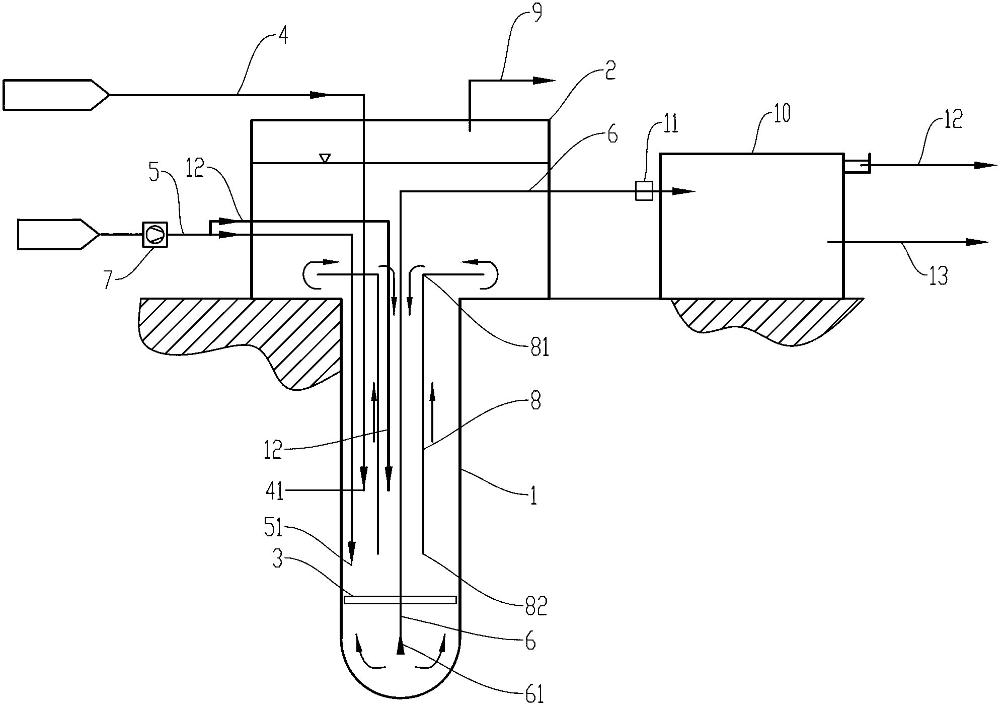 Deep-well aerobic digestive treatment device and treating method for organic sludge