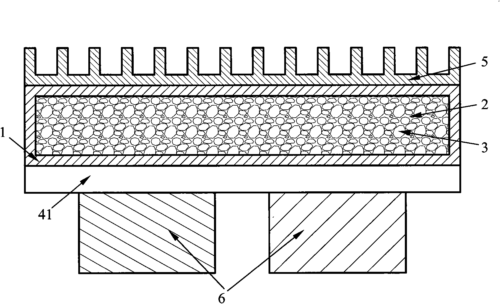 Phase-change temperature control device integrating heat pipe and foam metal core body