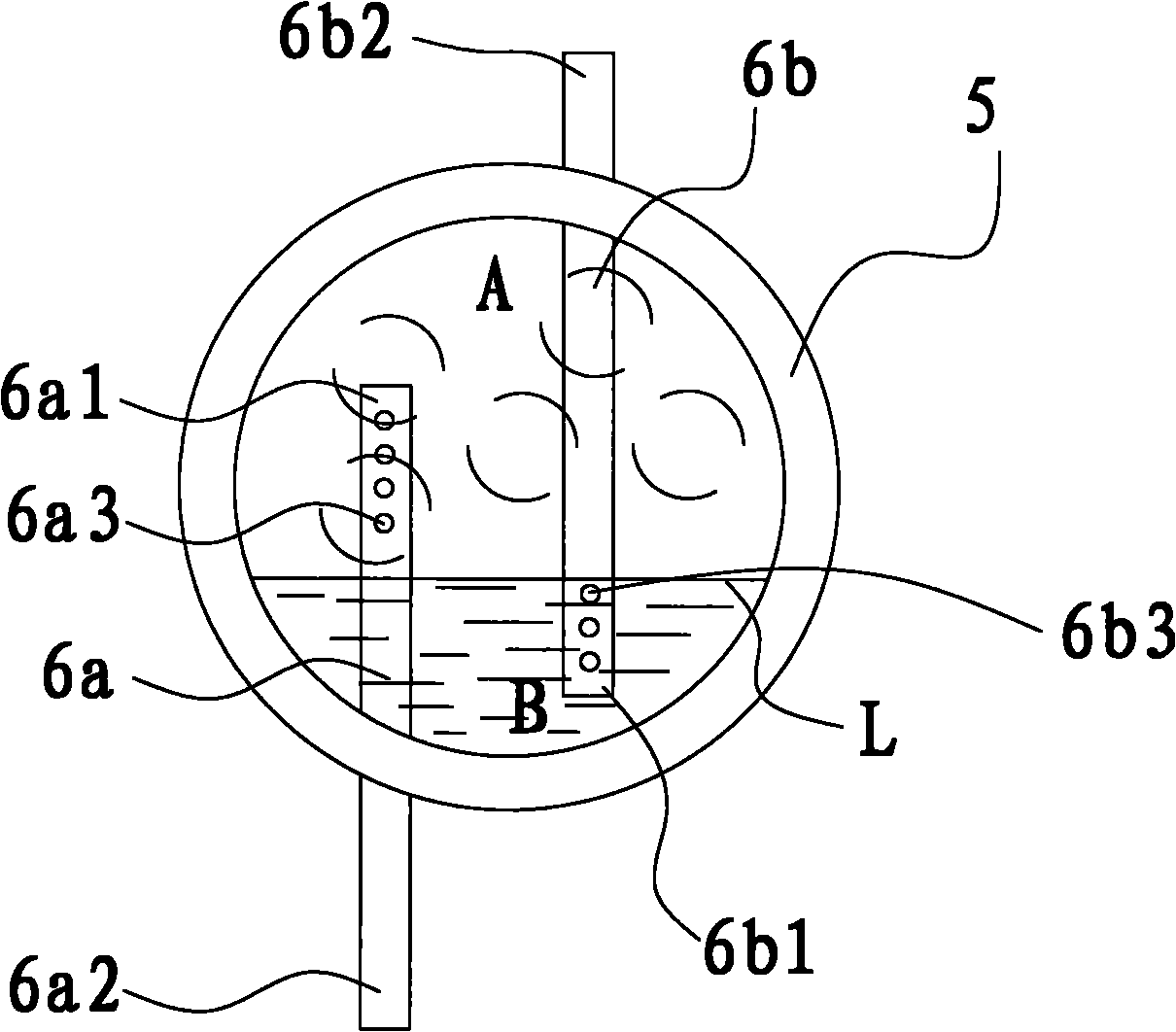 Refrigerant distributing device and heat exchanger with same