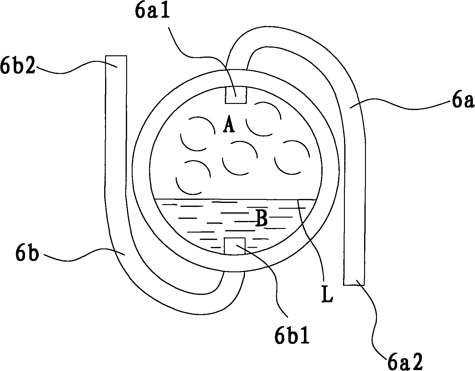 Refrigerant distributing device and heat exchanger with same