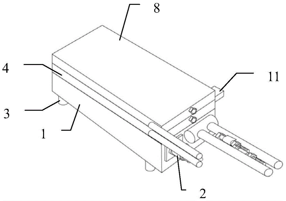 A shoe sole forming mold and a method for shoe sole suction molding using the same