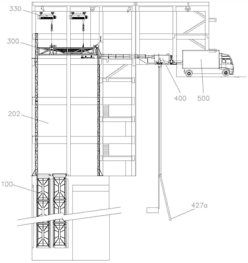 Fish gathering and transporting system suitable for dam and fish gathering and transporting method thereof