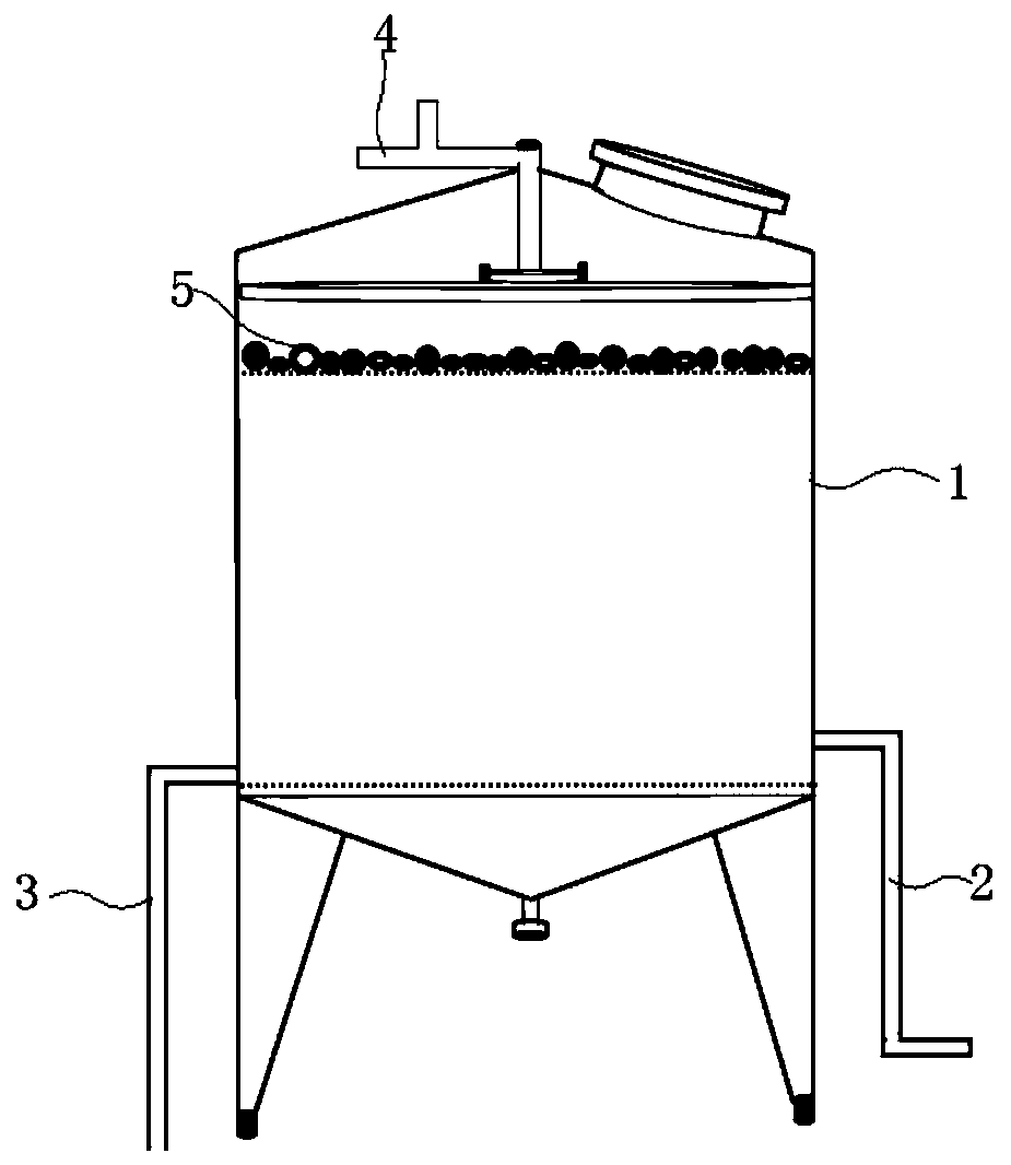 Device and method for efficiently reducing volatilization of extractant at low cost