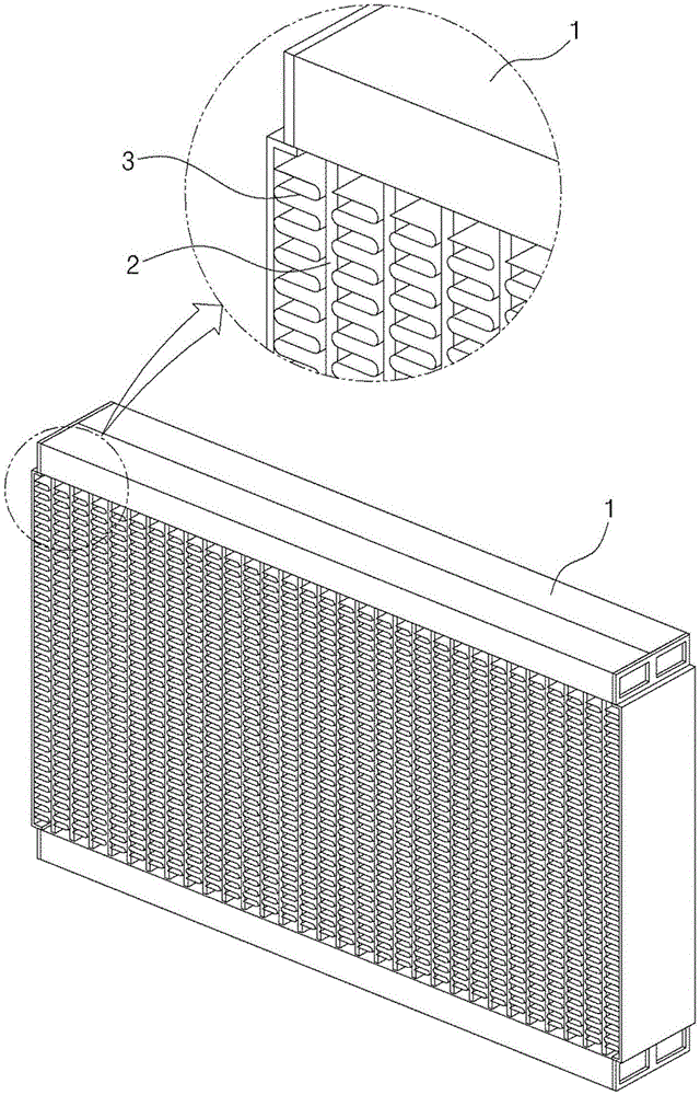 Evaporator having vertical arrangement of header pipe for vehicle air conditioner