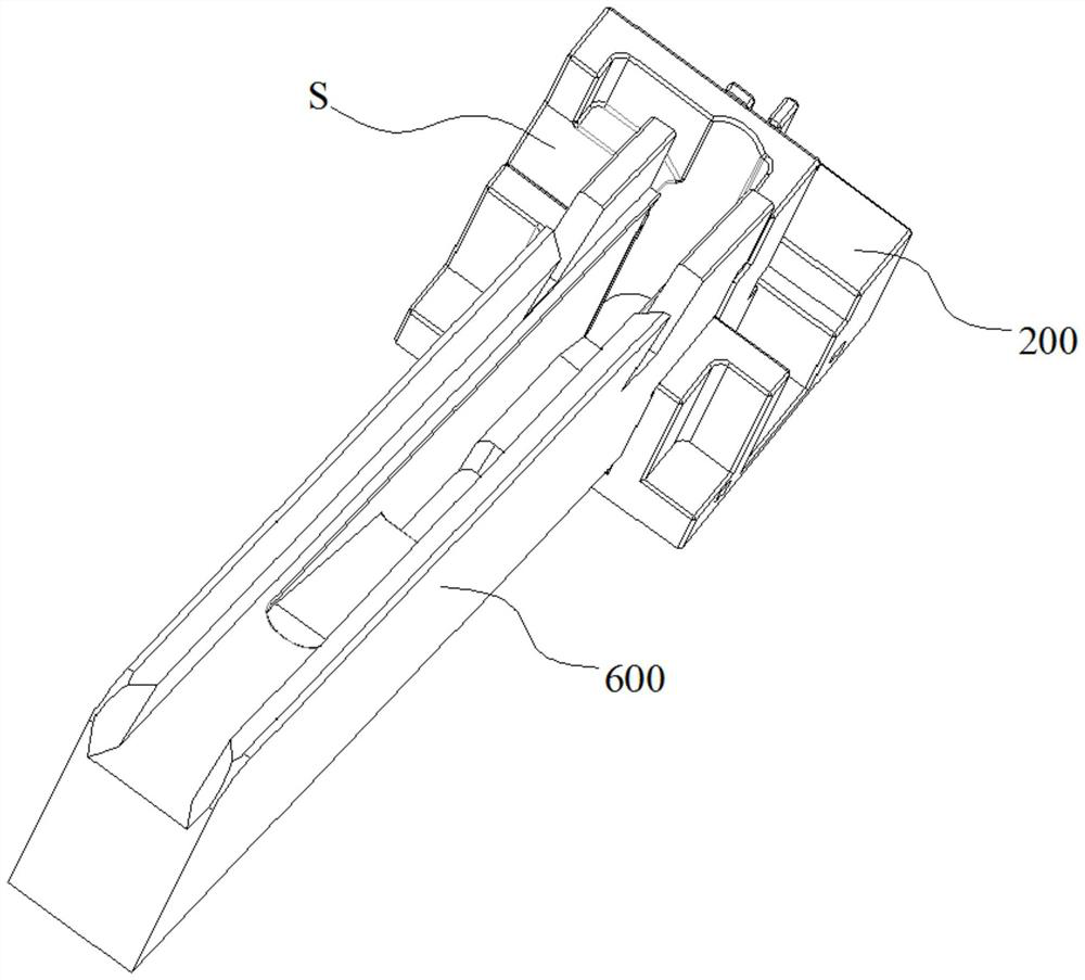 Reaction cup push block and reaction cup loading device