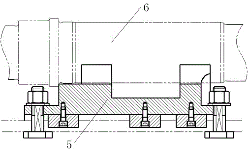 Processing method of oblique oil hole in revolving shaft of traction motor and auxiliary processing device