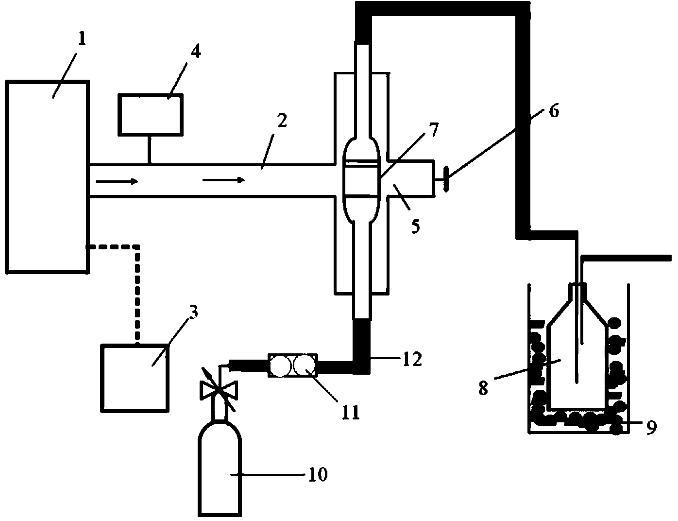 Device and method for carrying out microwave thermal desorption on oil-containing drilling cuttings