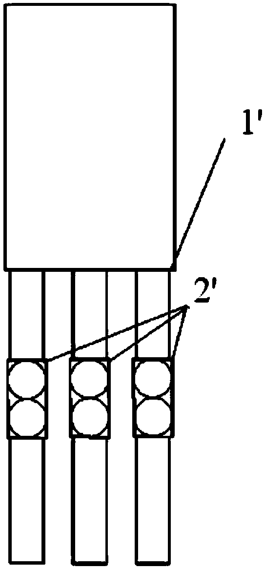 Device and method for carrying out microwave thermal desorption on oil-containing drilling cuttings