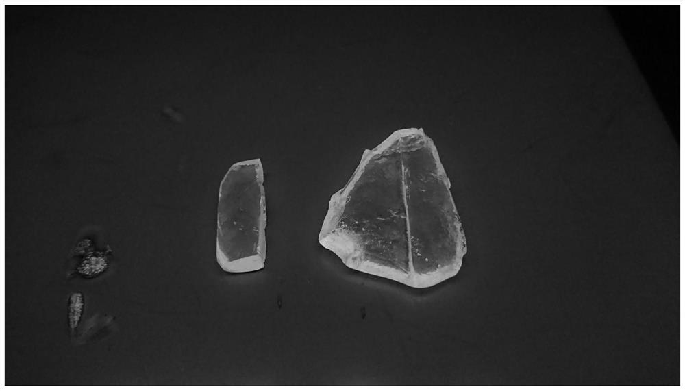 A kind of preparation method of yttrium-doped yellow-green glass