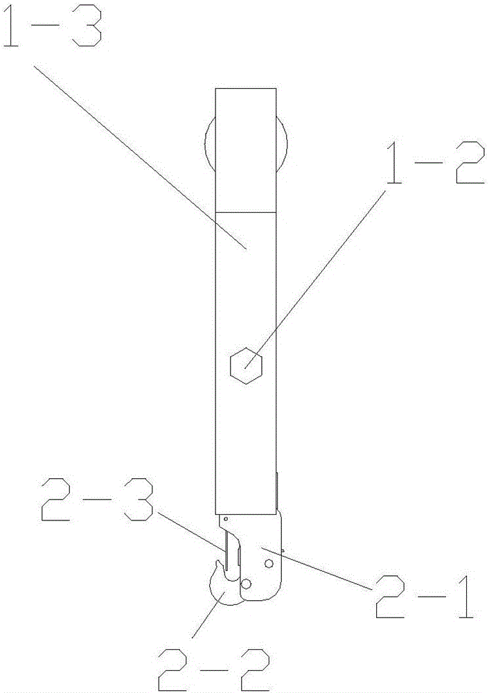 Automatic hooking device of freight ropeway