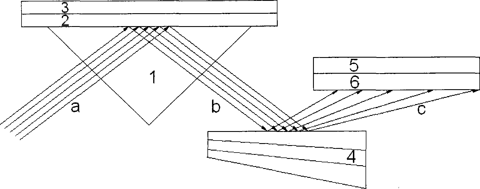 Device for detecting medium refraction index change by utilizing spectrum intensity change