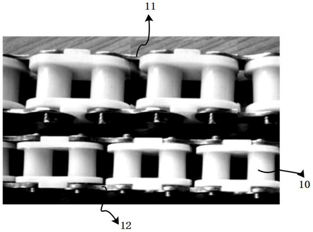 Roller chain suspension strength machining clamp, vacuum coating equipment and shot blasting equipment