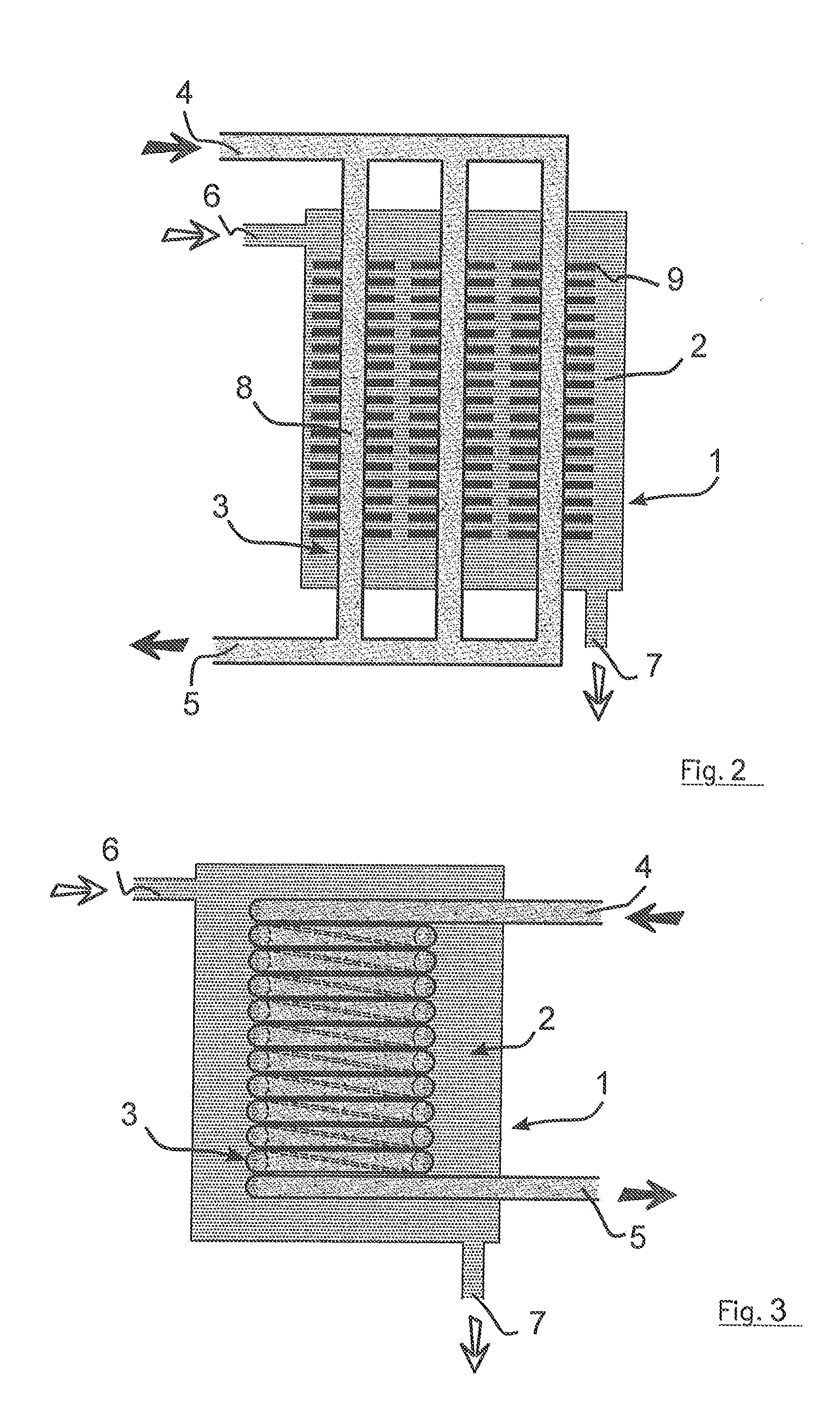 Method of producing a device for storing thermal energy by solid/solid phase change material
