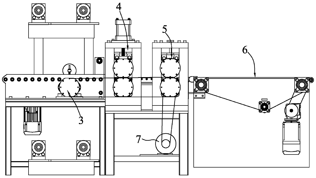 Continuous paper covering cutting device for battery continuous pole plates