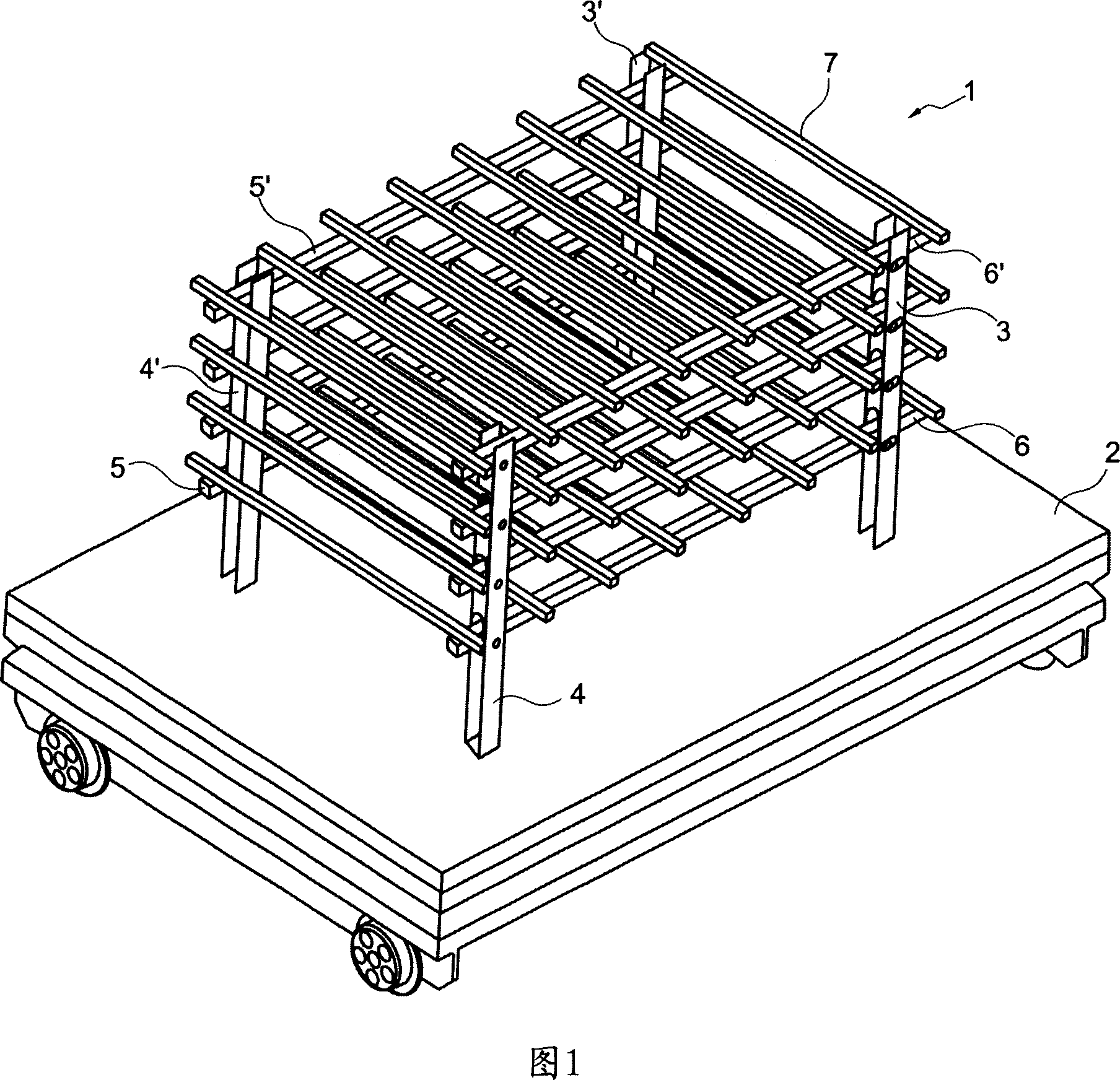 Device for supporting articles to be fired that has a defined compensation of thermal expansions