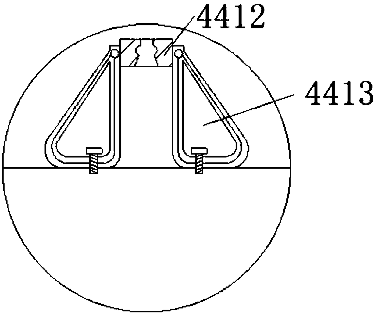 Overlay measuring device matched with four clamping blocks and used for preventing light scattering based on deformation