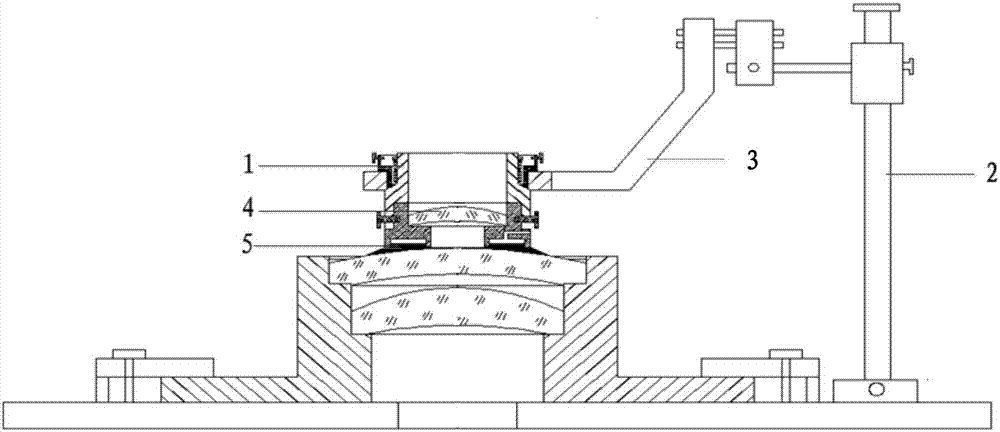 Infrared lens precision centering device and centering method on basis of low-stress clamping