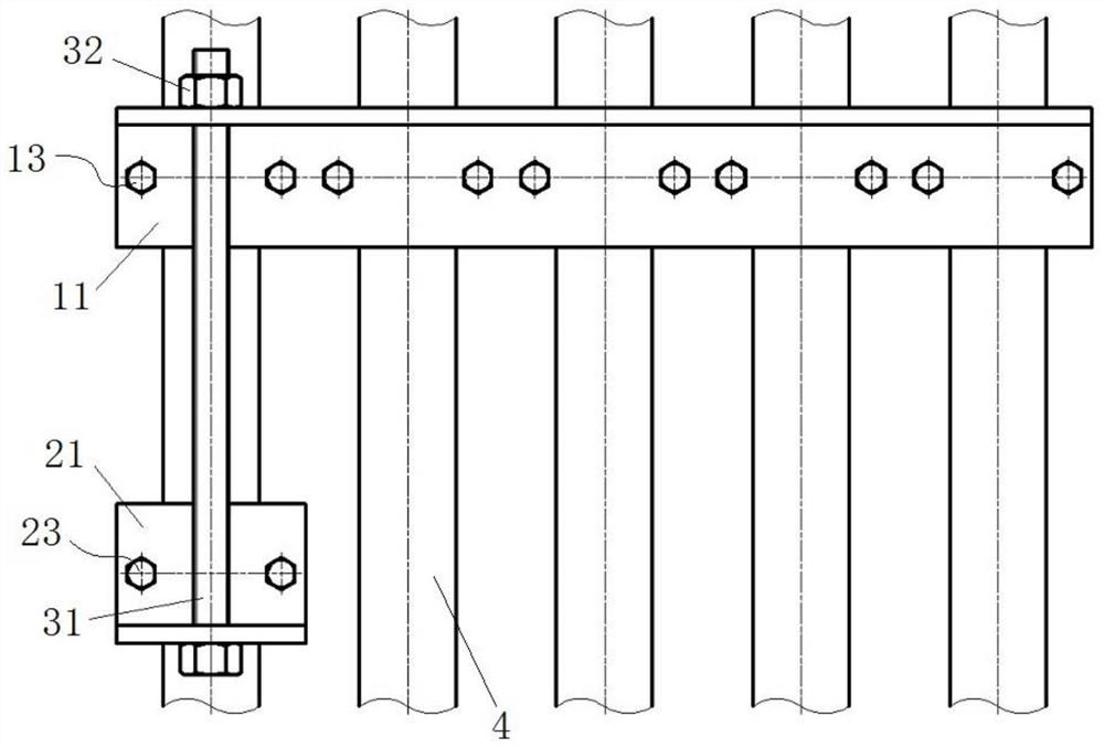 Elevator traction rope cutting device and method