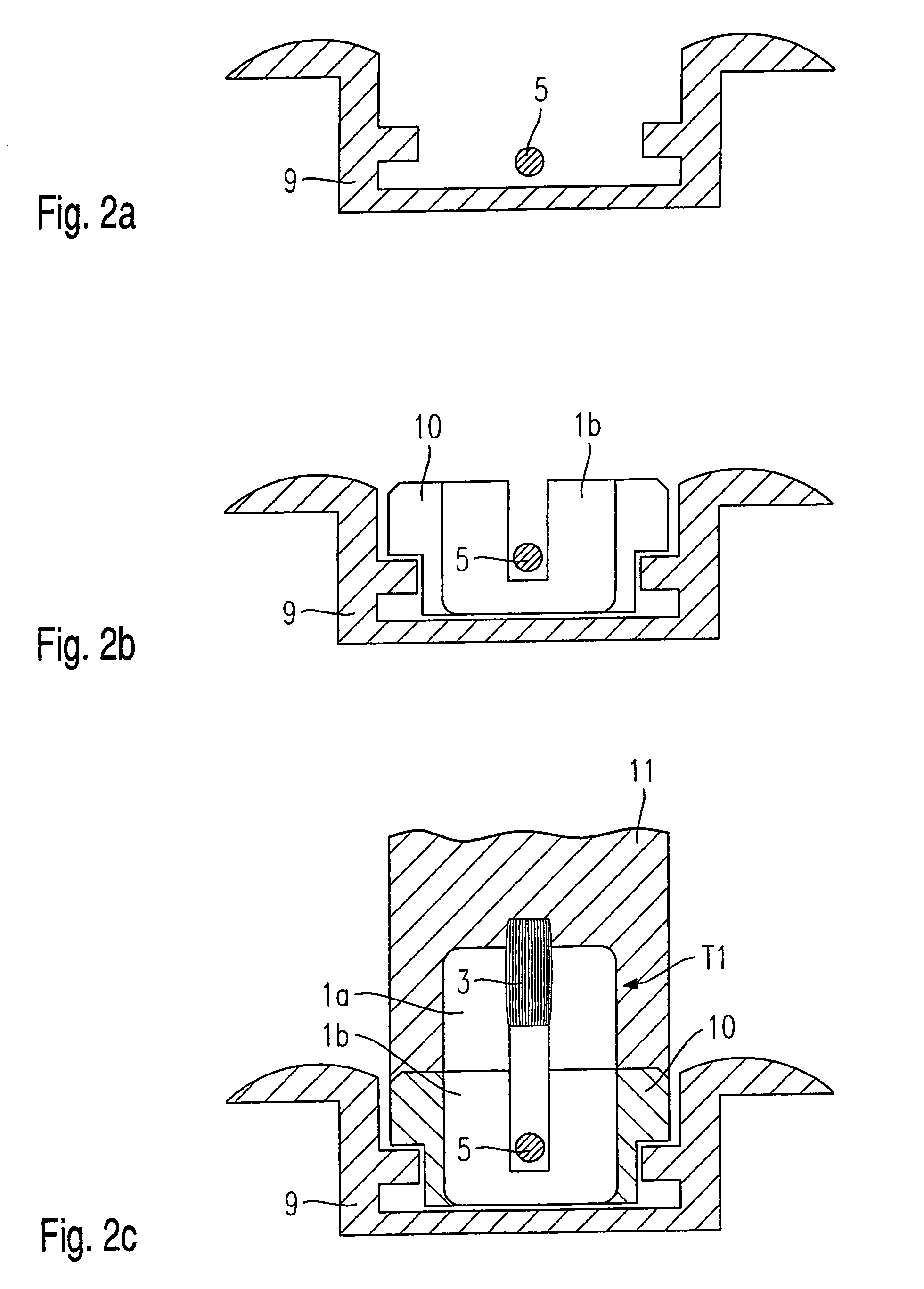 Data transmission between a chassis and a seat movably arranged on the chassis