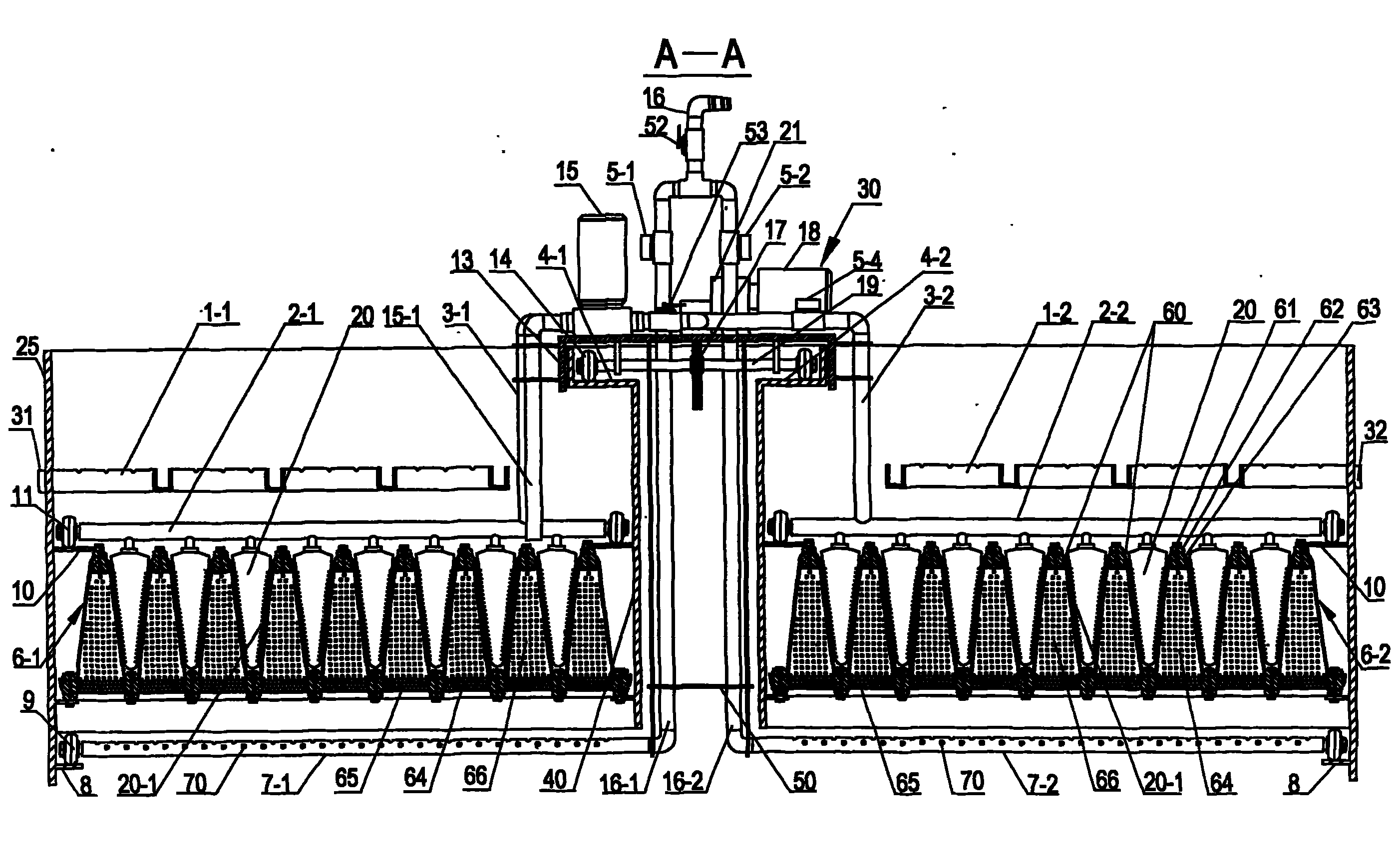 V shaped groove type microgrid component capable of continuously on-line updating dynamic membrane and use method thereof