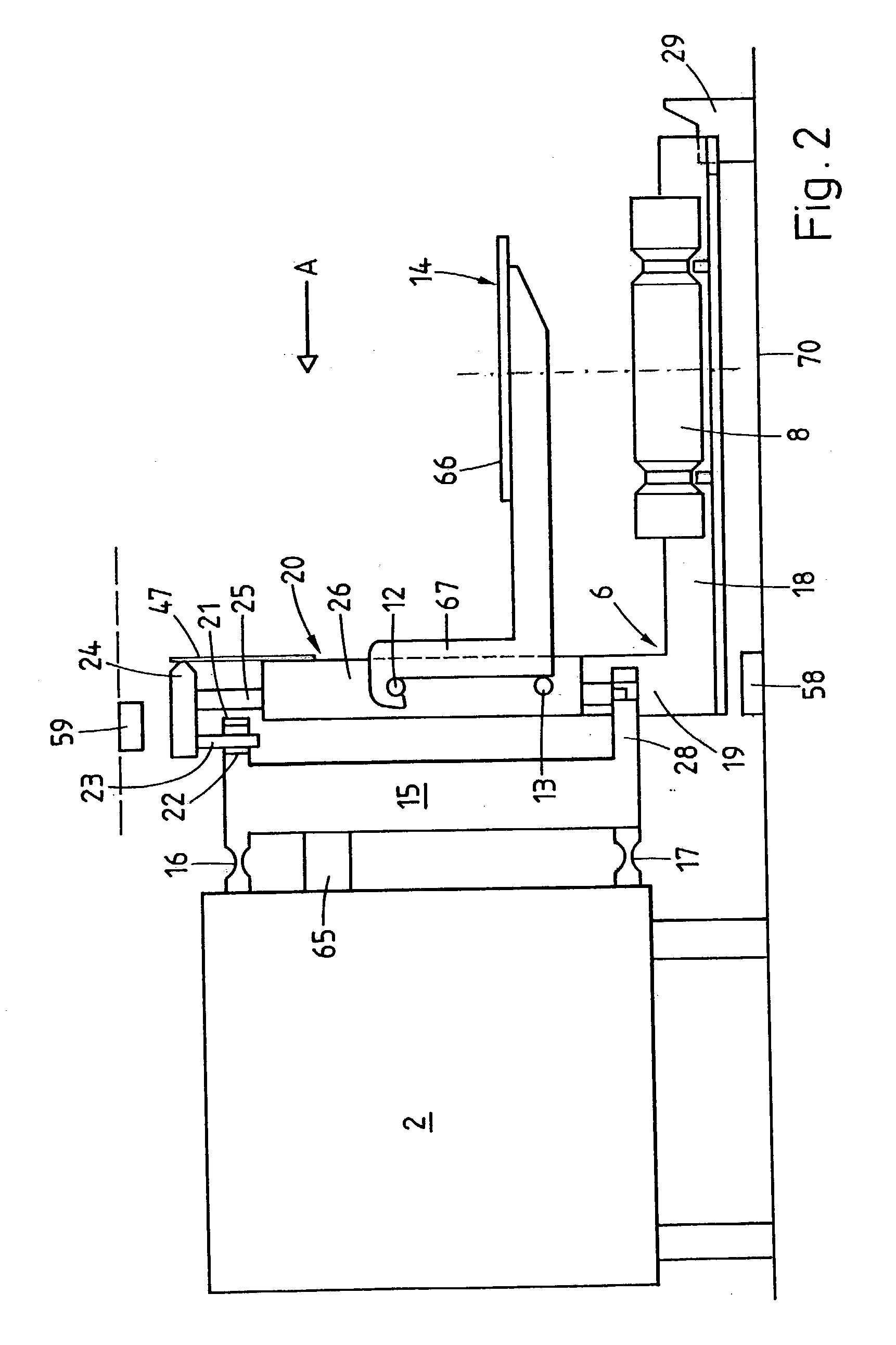 Balance with a support element for coupling a weighing pan to a weighing cell