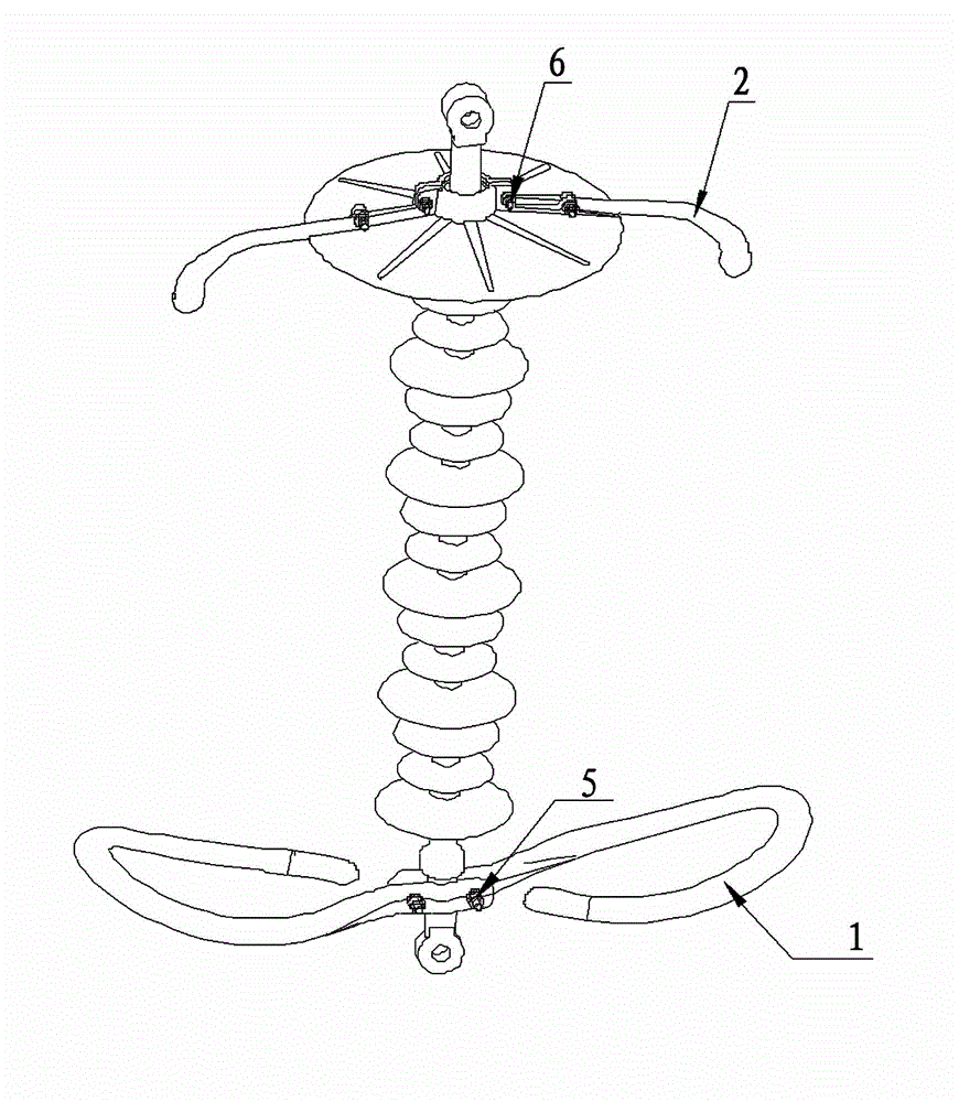 Discharge gap device with voltage-equalizing rings