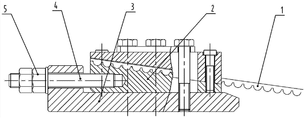 Toothed belt pretensioning device and toothed belt pretensioning method