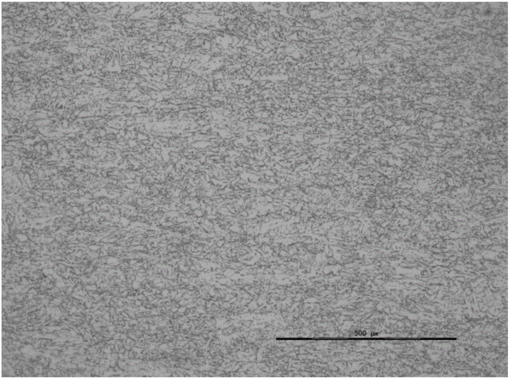 Low-carbon X80 pipeline steel plate roll and manufacturing method thereof