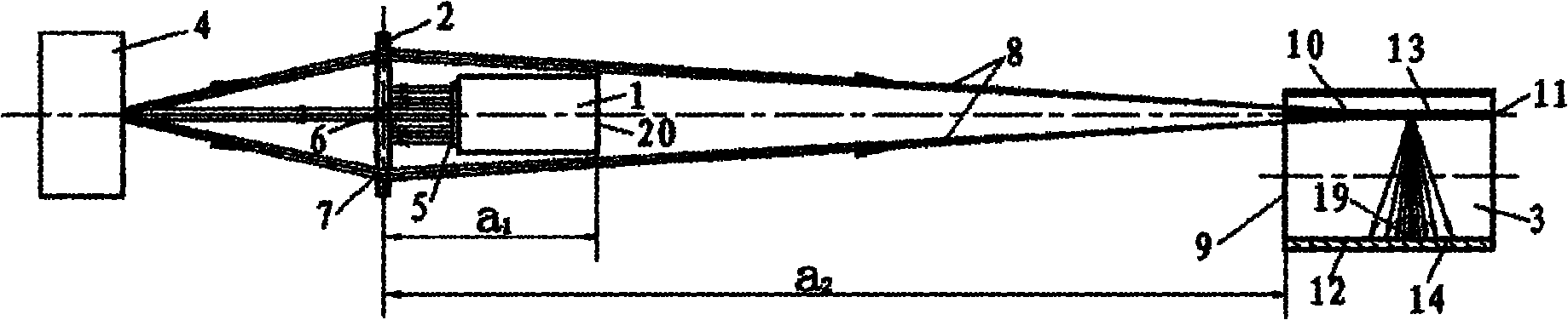 Displacement detecting device based on inner reflector of elliptic cylinder