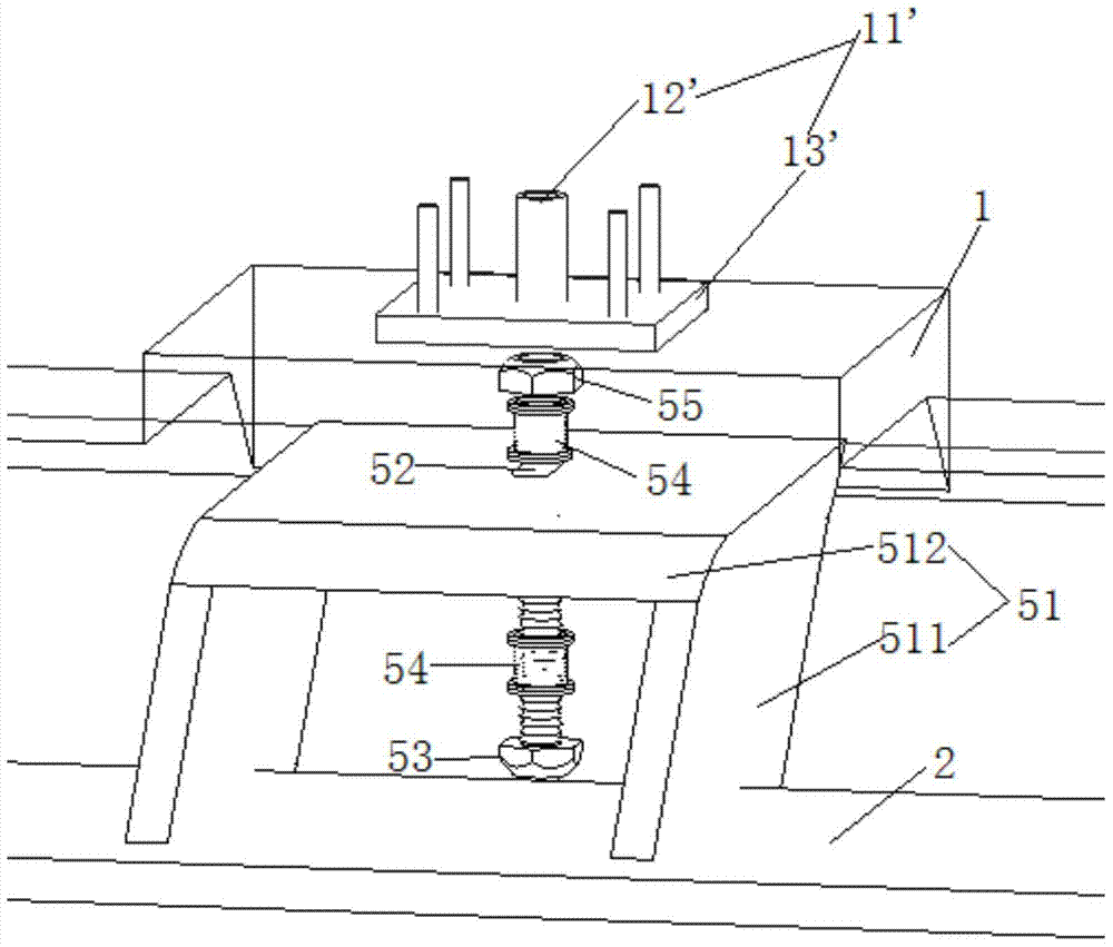 Steel frame building wall with shock-absorbing joints and its construction method