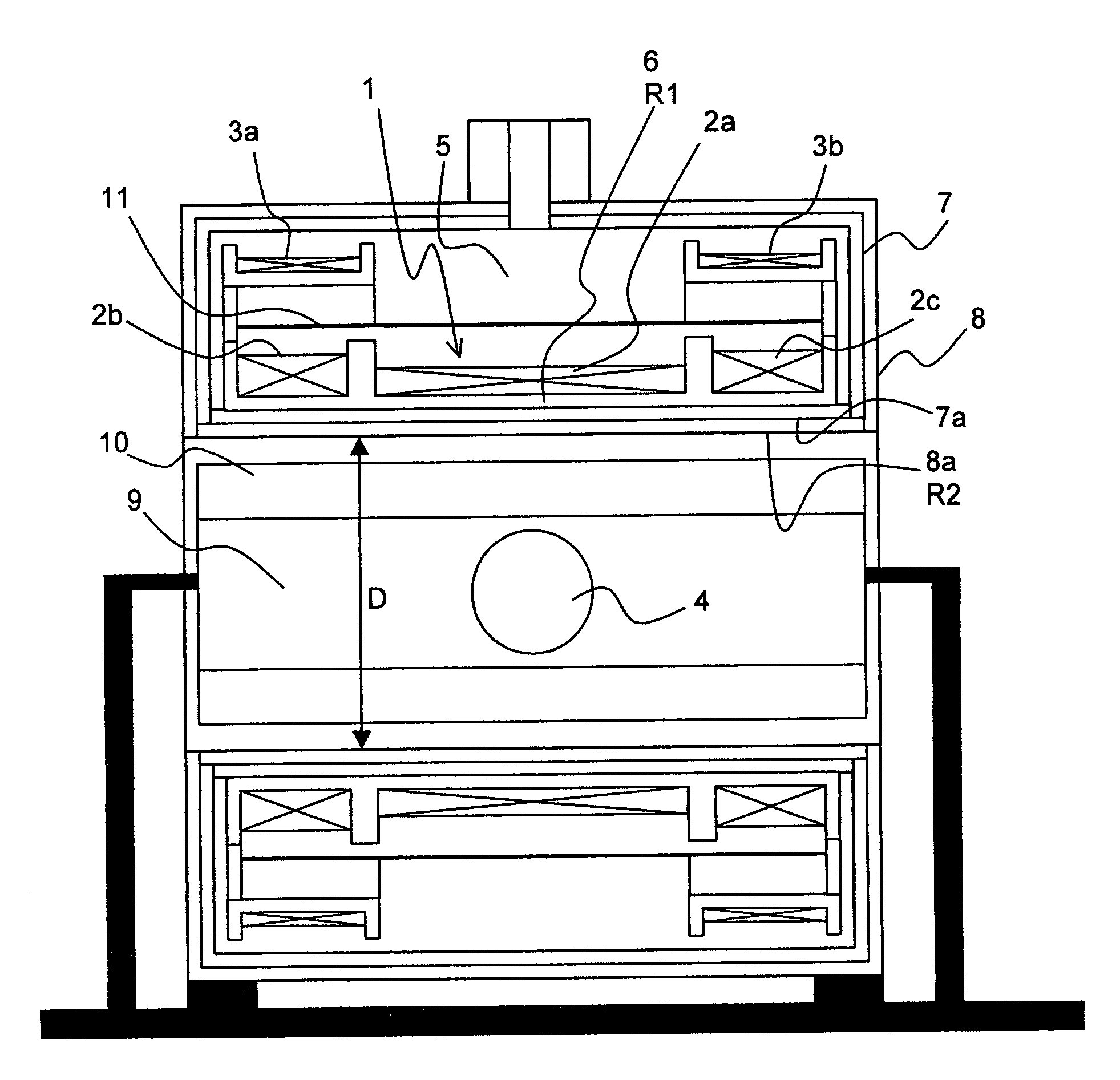 Superconducting magnet configuration with reduced heat input in the low temperature regions