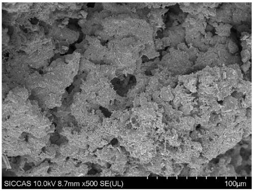 Method for preparing porous ceramic green body by combining microemulsion with freeze drying