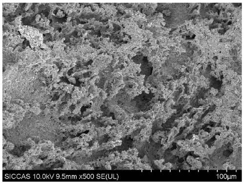 Method for preparing porous ceramic green body by combining microemulsion with freeze drying