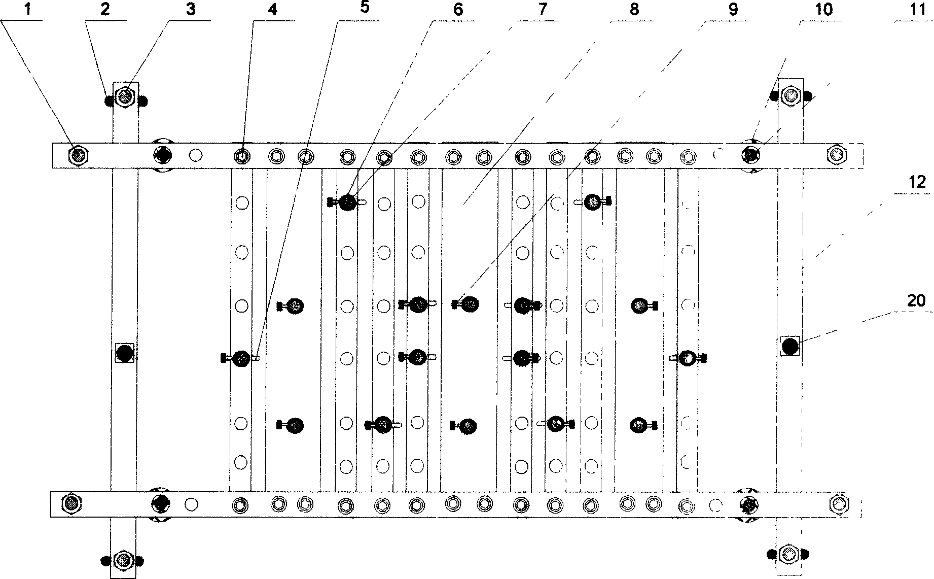 Flexible checking implement for large complicated carved punched thin-wall workpiece