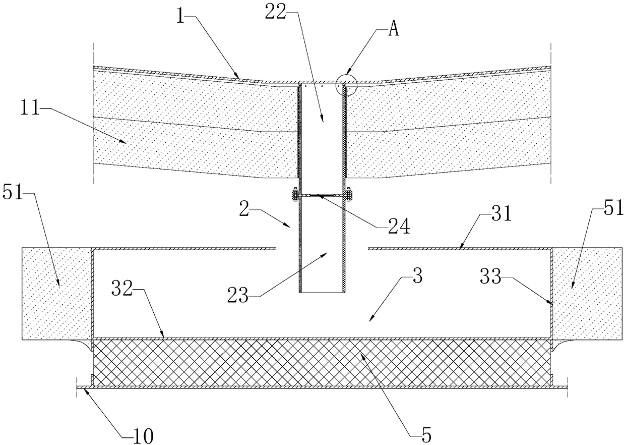 B-type independent liquid cargo compartment leakage liquid cargo leading-out structure