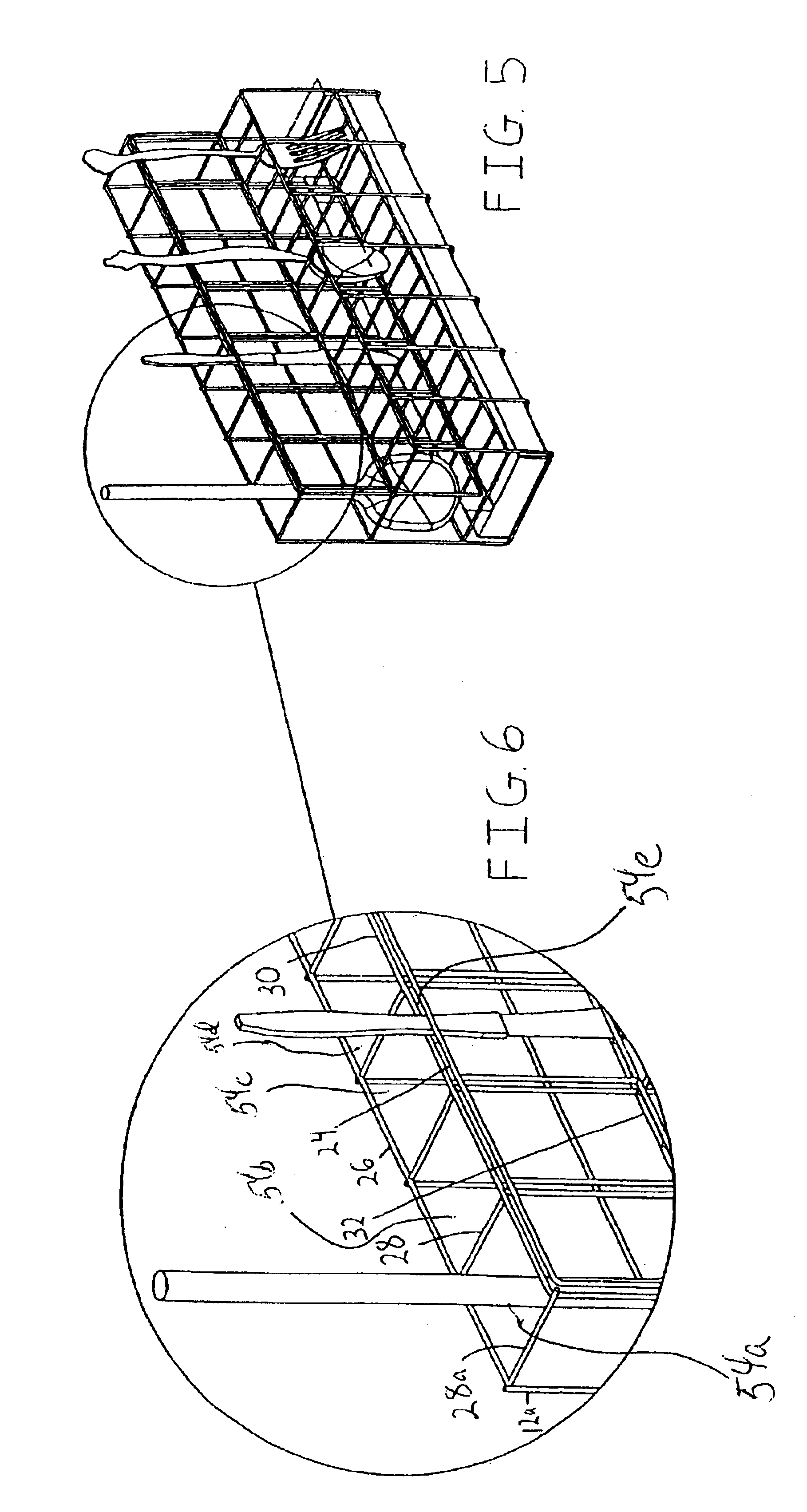 Cooking utensil holder for preventing intermingling of cooking liquids and residue