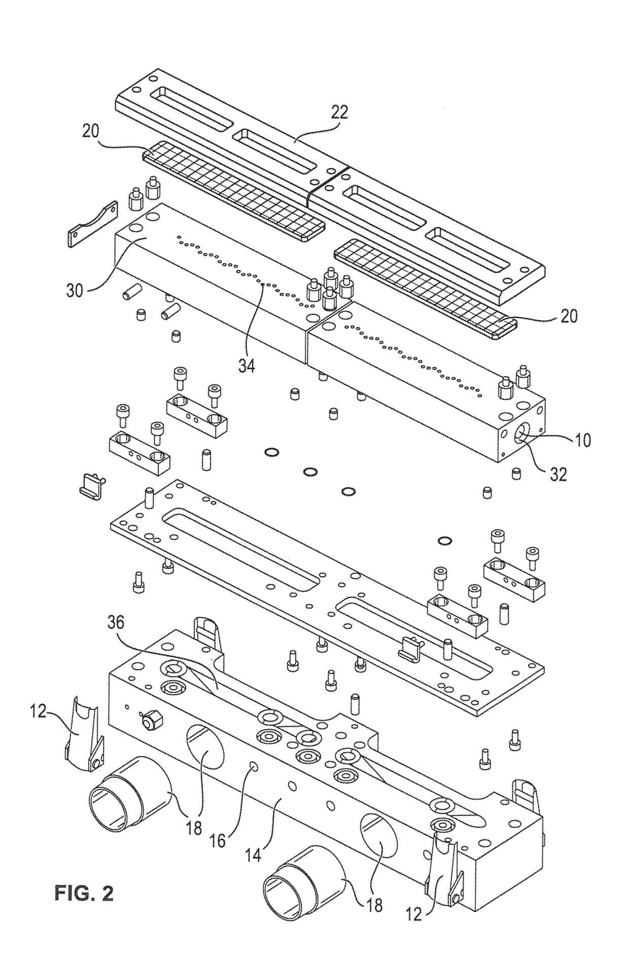 Run-through cleaning device and cleaning method therefor