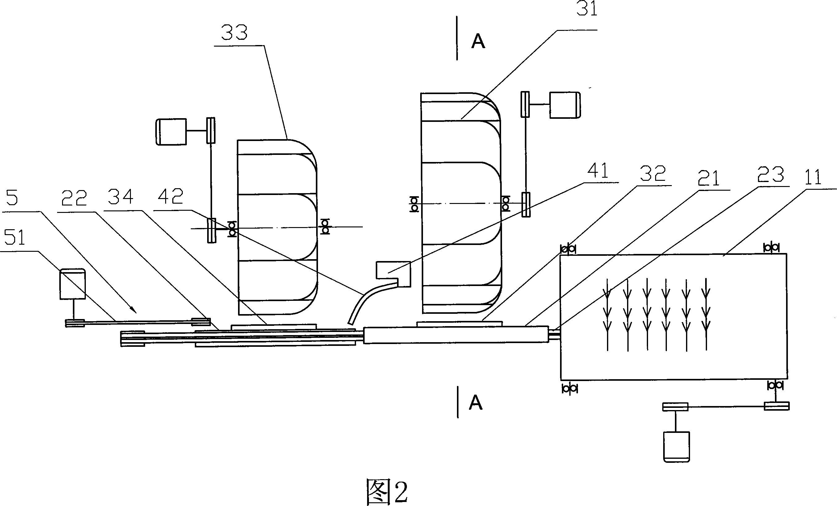 Ramie fibre decorticating method and transverse feeding type ramie raspador thereof