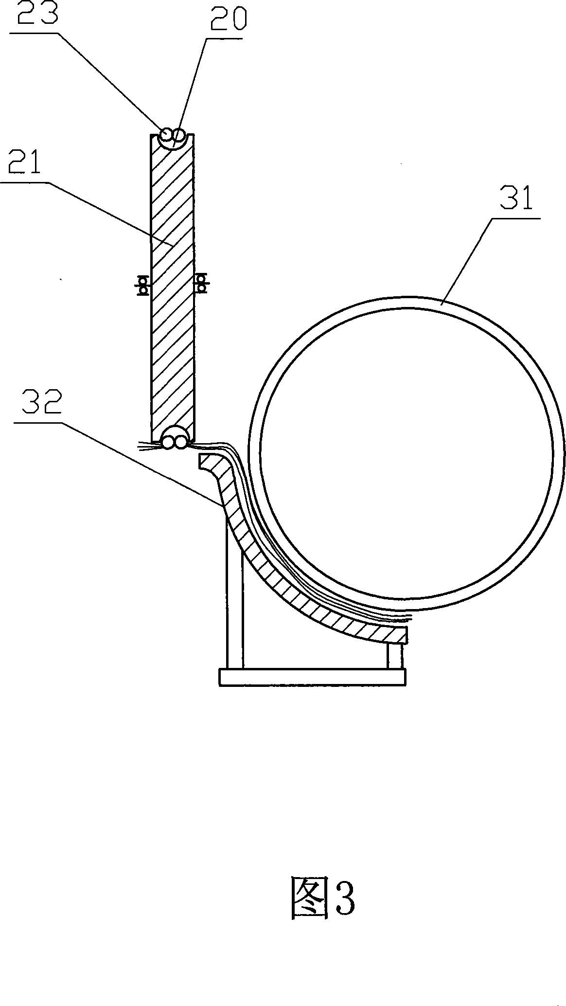 Ramie fibre decorticating method and transverse feeding type ramie raspador thereof